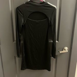 I’m selling this black dress I only worn it once I am selling it for $15.